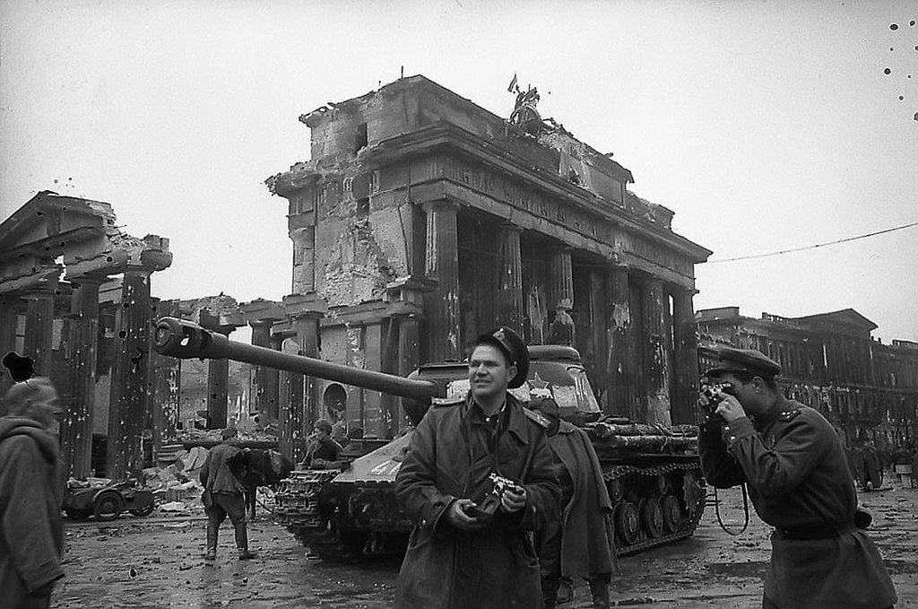 Kızıl Ordu Berlin sokaklarında
