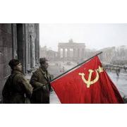 Kızıl Bayrak Berlin sokaklarında